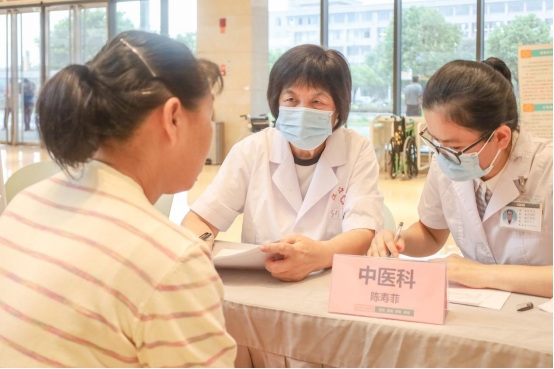 莆田籍省级专家回乡义诊,免费看病还送凉茶(图2) 莆田籍省级专家回乡义诊,免费看病还送凉茶(图2)