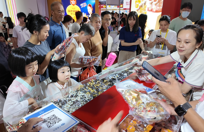 龙海食品博览会落幕,意向订单46亿,零食采购商都来了(图2) 龙海食品博览会落幕,意向订单46亿,零食采购商都来了(图2)
