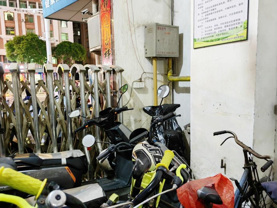 福建严查电动车进楼入户 消防通道堵塞是重点(图3) 福建严查电动车进楼入户 消防通道堵塞是重点(图3)