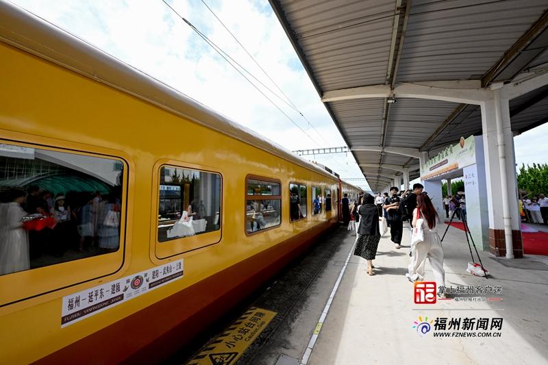武夷山主题旅游列车试乘,福建首条生态观光线路(图1) 武夷山主题旅游列车试乘,福建首条生态观光线路(图1)