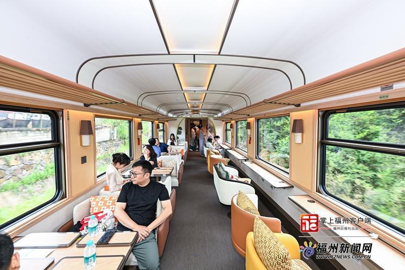 武夷山主题旅游列车试乘,福建首条生态观光线路(图2) 武夷山主题旅游列车试乘,福建首条生态观光线路(图2)