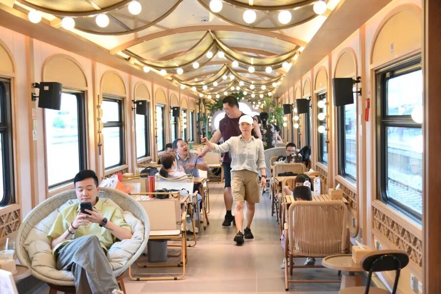 福州首发“武夷山国家公园”主题观光列车:宋韵慢游串联闽赣山水(图3) 福州首发“武夷山国家公园”主题观光列车:宋韵慢游串联闽赣山水(图3)