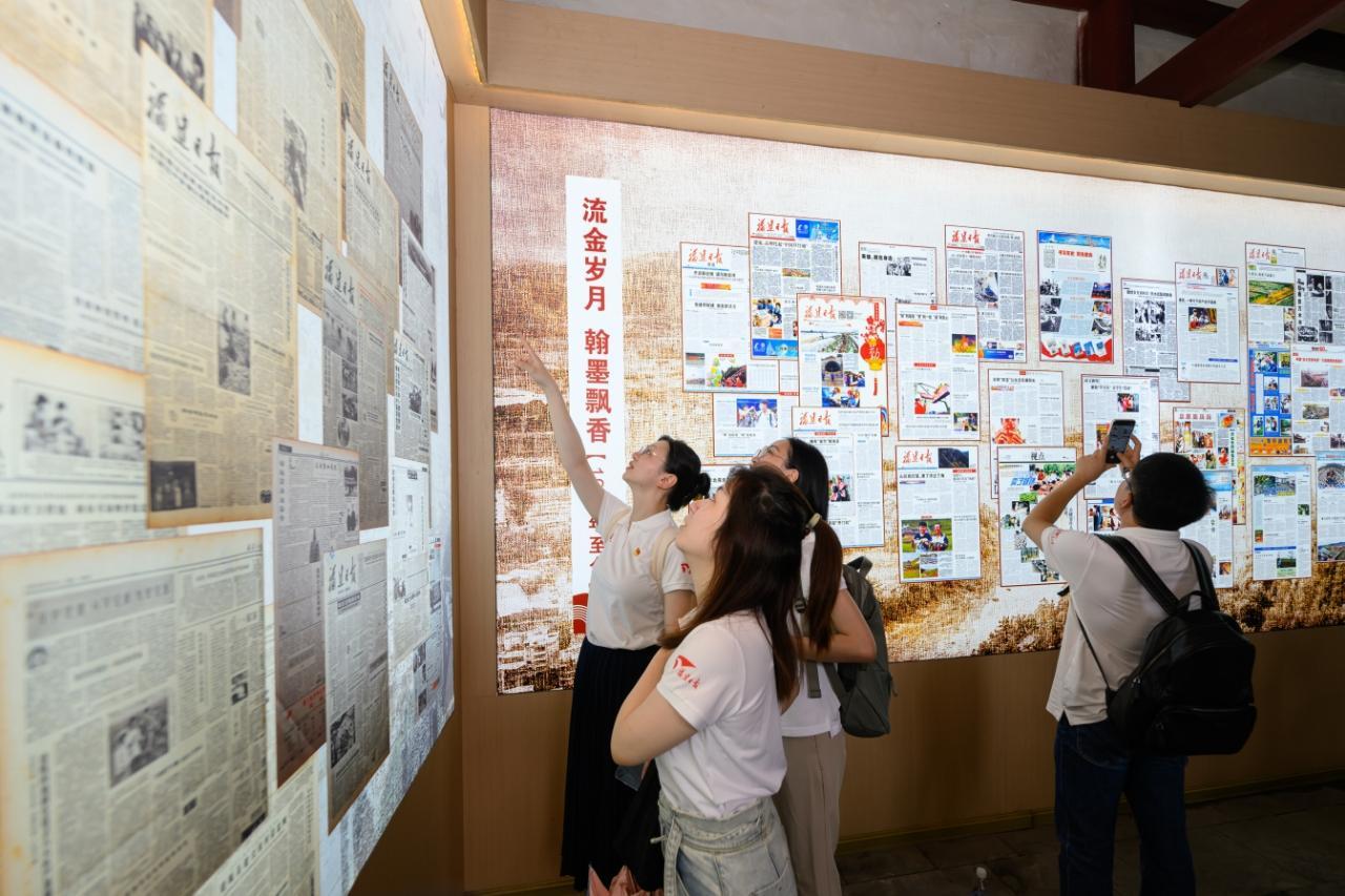 福建日报赴创刊地开展党建 追寻初心汲取力量(图2)