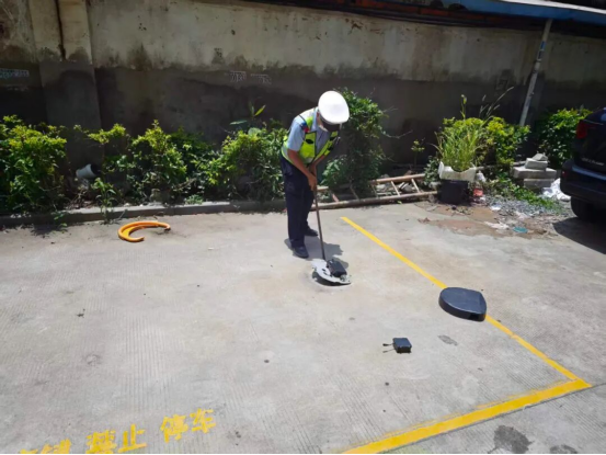 莆田交警清理僵尸车和地锁,盘活公共停车位(图2) 莆田交警清理僵尸车和地锁,盘活公共停车位(图2)