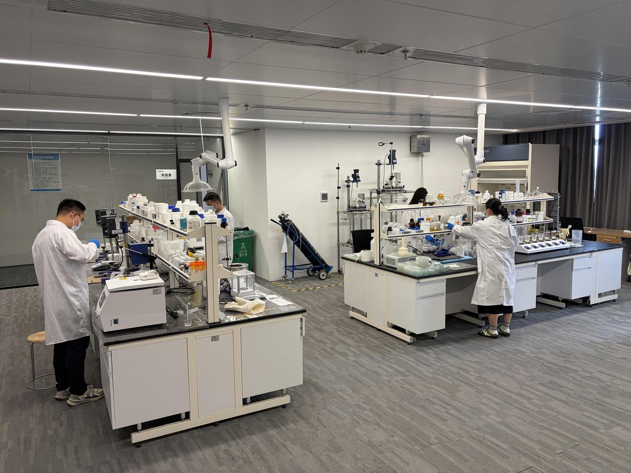 不用电就能降温的涂料,杭州企业研发成功,户外铁皮柜屋顶都能用(图2) 不用电就能降温的涂料,杭州企业研发成功,户外铁皮柜屋顶都能用(图2)