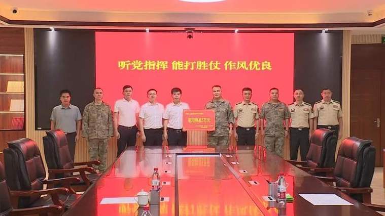 福建八一慰问驻闽部队 军政座谈共话双拥发展(图2) 福建八一慰问驻闽部队 军政座谈共话双拥发展(图2)