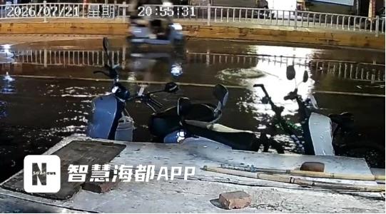 漳州井盖冒污水4年未解决,居民苦不堪言,官方:本周末前修复(图2) 漳州井盖冒污水4年未解决,居民苦不堪言,官方:本周末前修复(图2)