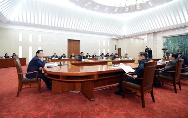 福建省委常委会传达学习中央政治局会议精神 研究贯彻措施(图2)