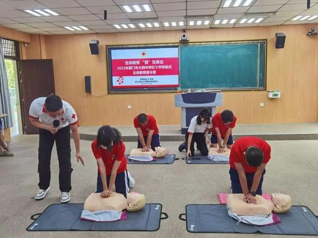 厦门高一女生食堂心脏骤停,老师接力心肺复苏救回一命(图2) 厦门高一女生食堂心脏骤停,老师接力心肺复苏救回一命(图2)