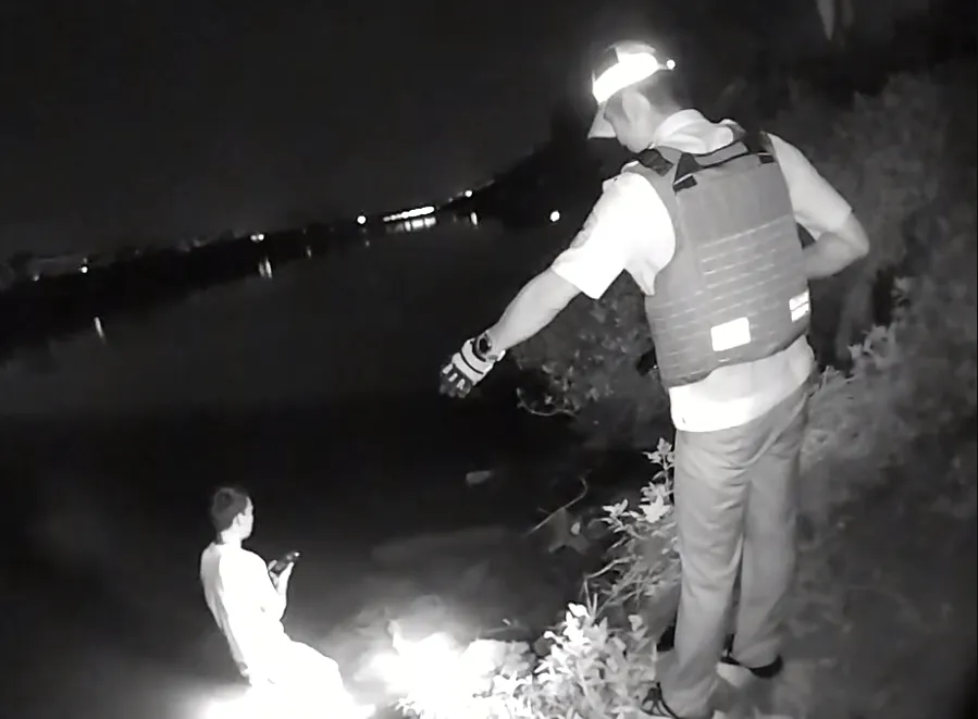 福州周边频发轻生警情:三明沙县民警深夜河畔成功营救醉酒男子(图1) 福州周边频发轻生警情:三明沙县民警深夜河畔成功营救醉酒男子(图1)
