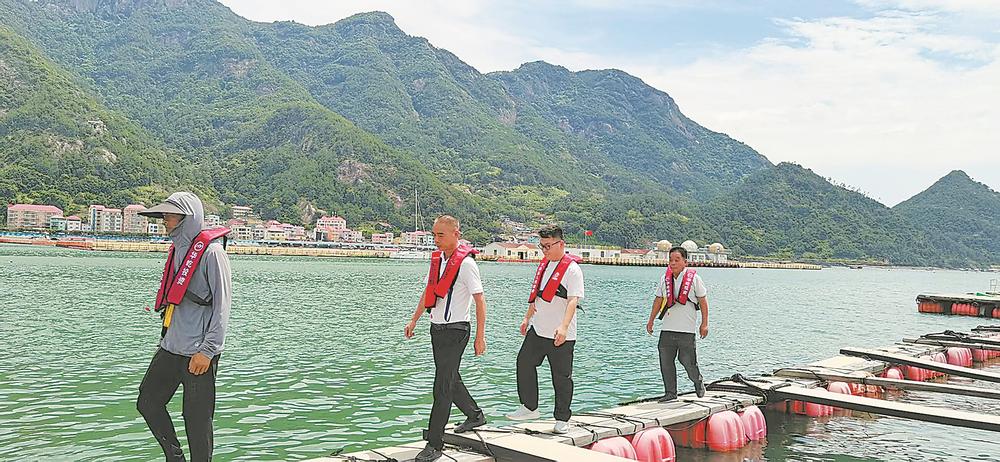 福州福安下白石镇筑牢海上防台防线:白海豚台风来临前渔排人员全撤离(图1) 福州福安下白石镇筑牢海上防台防线:白海豚台风来临前渔排人员全撤离(图1)