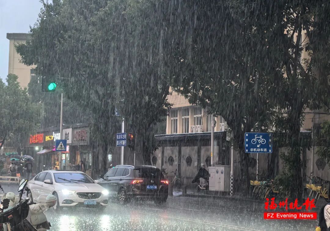 福州突降大雨,本周持续阵雨,出门记得带伞(图1) 福州突降大雨,本周持续阵雨,出门记得带伞(图1)