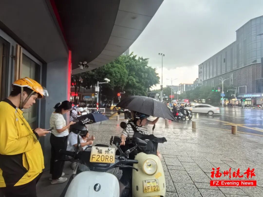 福州突降大雨,本周持续阵雨,出门记得带伞(图2) 福州突降大雨,本周持续阵雨,出门记得带伞(图2)