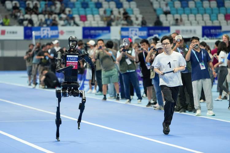 福州智造关注:2026世界机器人大会在京举行,人形机器人“边想边做”突破柔性作业瓶颈(图2) 福州智造关注:2026世界机器人大会在京举行,人形机器人“边想边做”突破柔性作业瓶颈(图2)