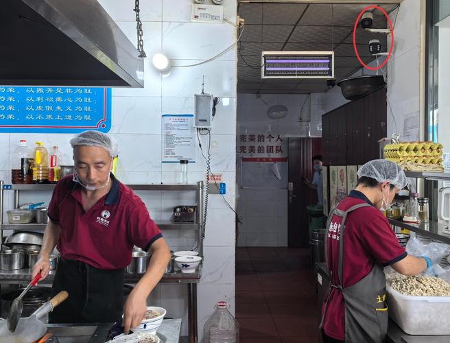 明厨亮灶让外卖后厨透明,老店生意翻倍,骑手也能监督食品安全(图2) 明厨亮灶让外卖后厨透明,老店生意翻倍,骑手也能监督食品安全(图2)