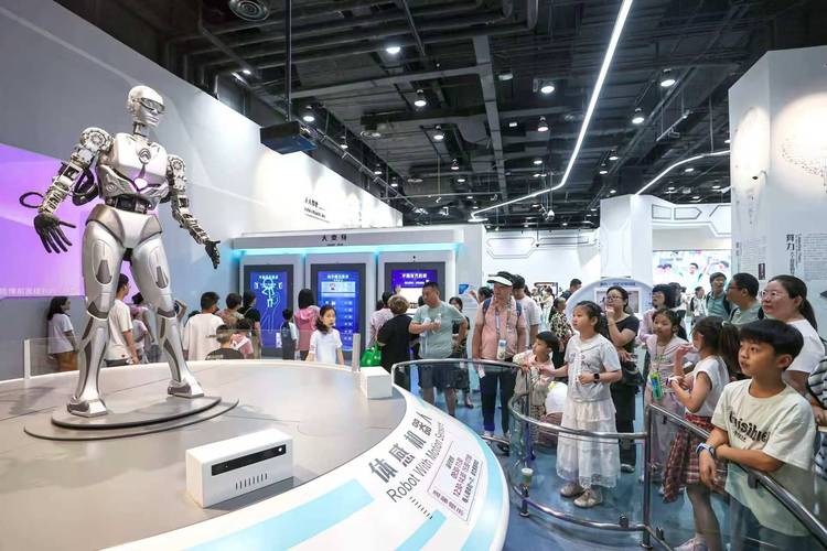 2026暑期科技馆爆满!超3000万人打卡,沉浸式体验成新宠(图2) 2026暑期科技馆爆满!超3000万人打卡,沉浸式体验成新宠(图2)