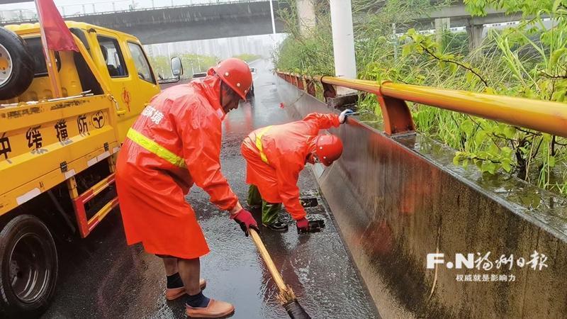 福州暴雨抢险：167人出动清理倒树溜方，交通部门全力保畅通(图1)