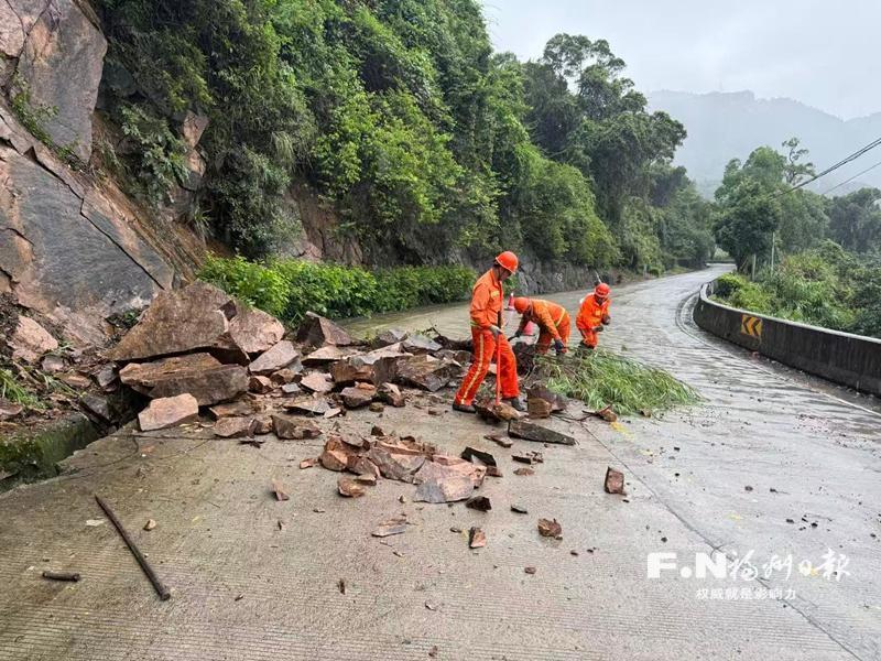 福州暴雨抢险：167人出动清理倒树溜方，交通部门全力保畅通(图2)