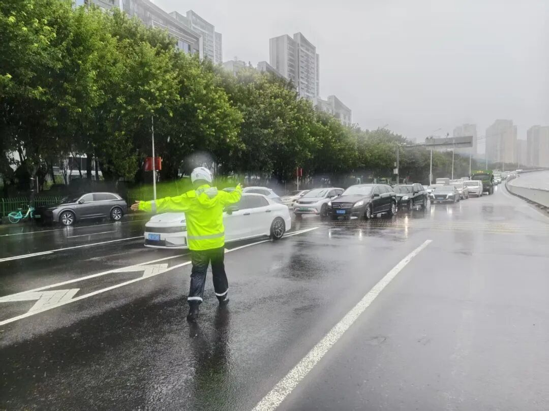 福州晋安防汛防台风:抢险排涝、疏通道路,全力保障安全(图7) 福州晋安防汛防台风:抢险排涝、疏通道路,全力保障安全(图7)