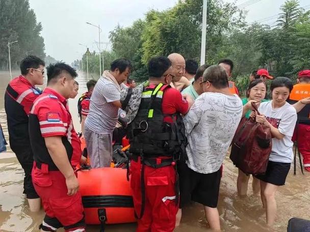 莆田华亭镇暴雨致灾,多支救援队星夜驰援转移受困群众(图2) 莆田华亭镇暴雨致灾,多支救援队星夜驰援转移受困群众(图2)