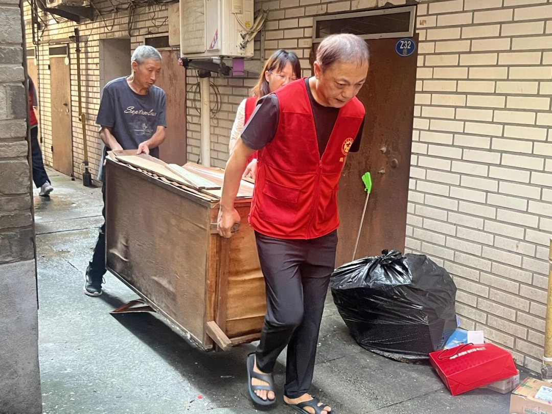 台风后福州大扫除:志愿者清理家园,恢复整洁环境(图2) 台风后福州大扫除:志愿者清理家园,恢复整洁环境(图2)