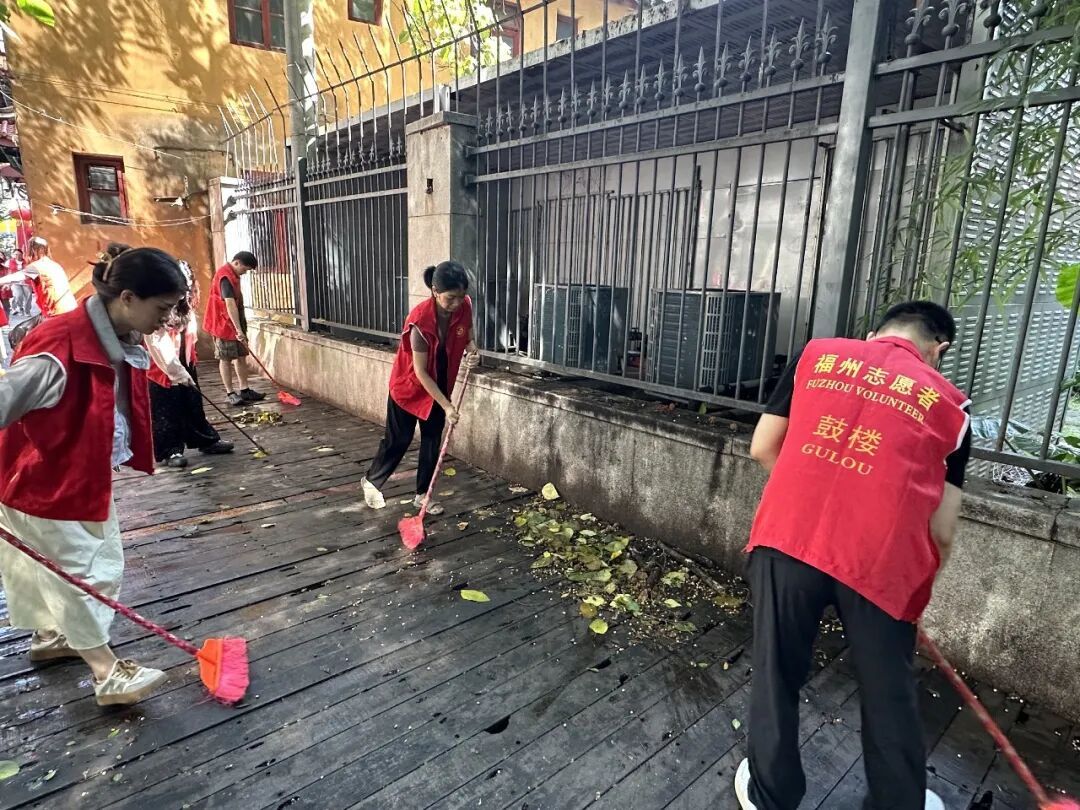 台风后福州大扫除:志愿者清理家园,恢复整洁环境(图3) 台风后福州大扫除:志愿者清理家园,恢复整洁环境(图3)