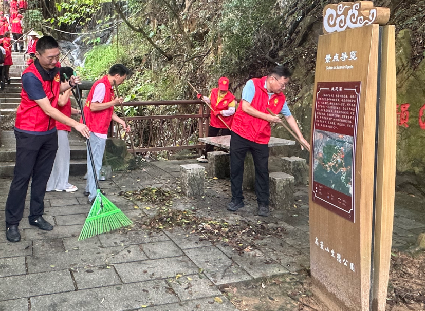 台风后福州大扫除:志愿者清理家园,恢复整洁环境(图4) 台风后福州大扫除:志愿者清理家园,恢复整洁环境(图4)