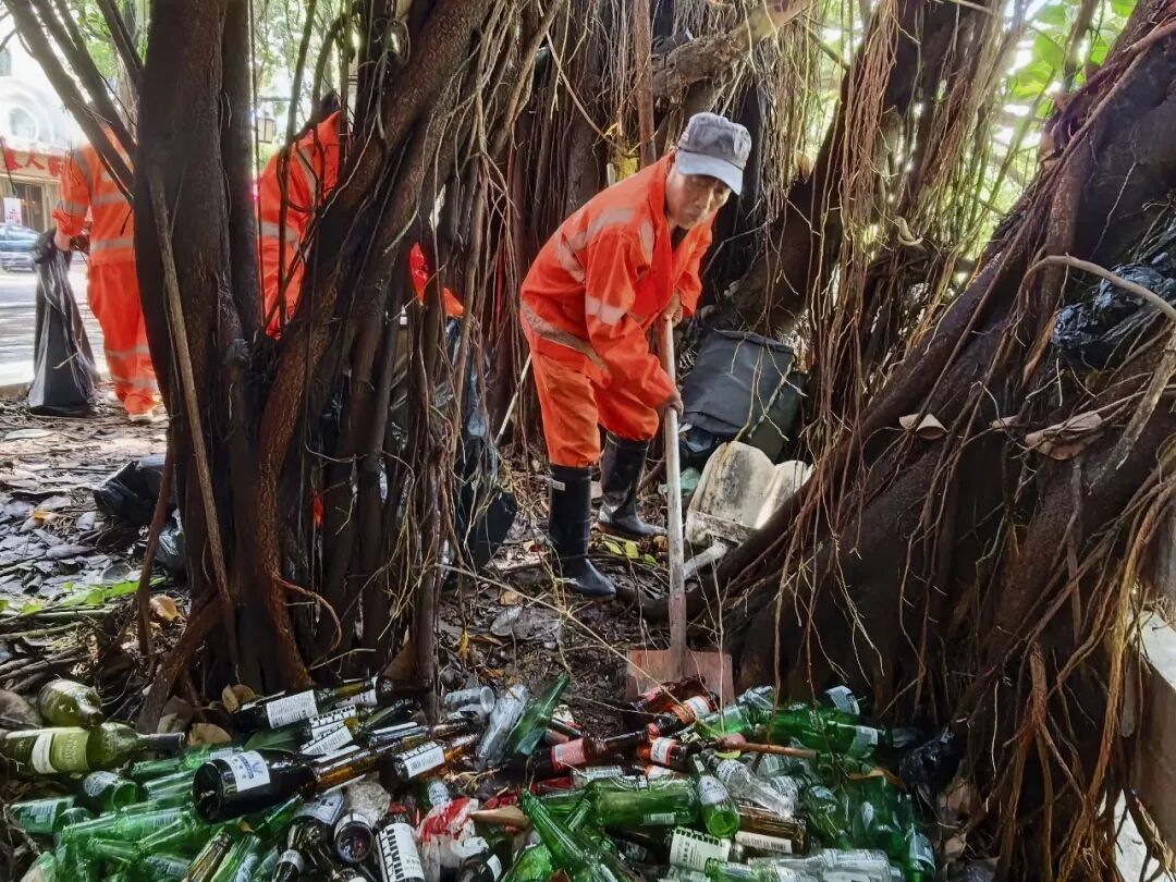 台风后福州大扫除:志愿者清理家园,恢复整洁环境(图6) 台风后福州大扫除:志愿者清理家园,恢复整洁环境(图6)