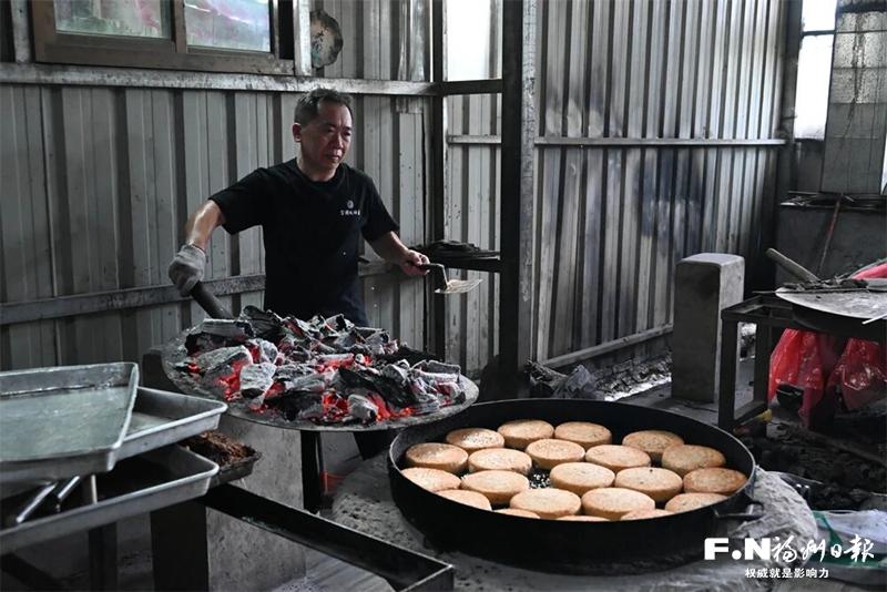 凌晨3点开火,每天做几千斤还卖不够,这家非遗炭烤礼饼凭啥这么火?(图1) 凌晨3点开火,每天做几千斤还卖不够,这家非遗炭烤礼饼凭啥这么火?(图1)