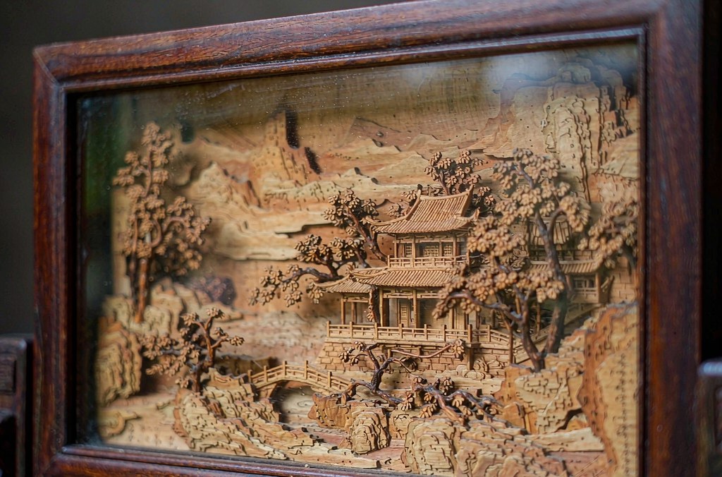 一张欧洲贺卡催生的福州软木画,如今能精雕的不到十人(图1) 一张欧洲贺卡催生的福州软木画,如今能精雕的不到十人(图1)