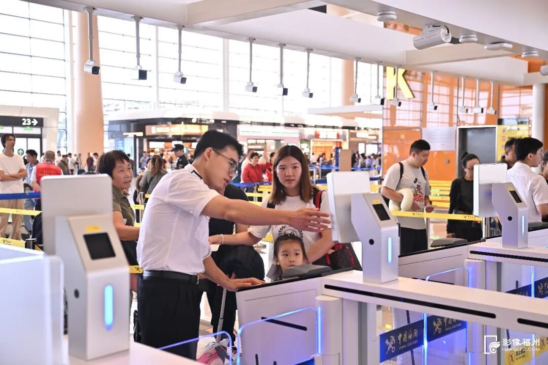 福州长乐机场T2航站楼今日投入用 通关快不用重复搬箱(图3) 福州长乐机场T2航站楼今日投入用 通关快不用重复搬箱(图3)