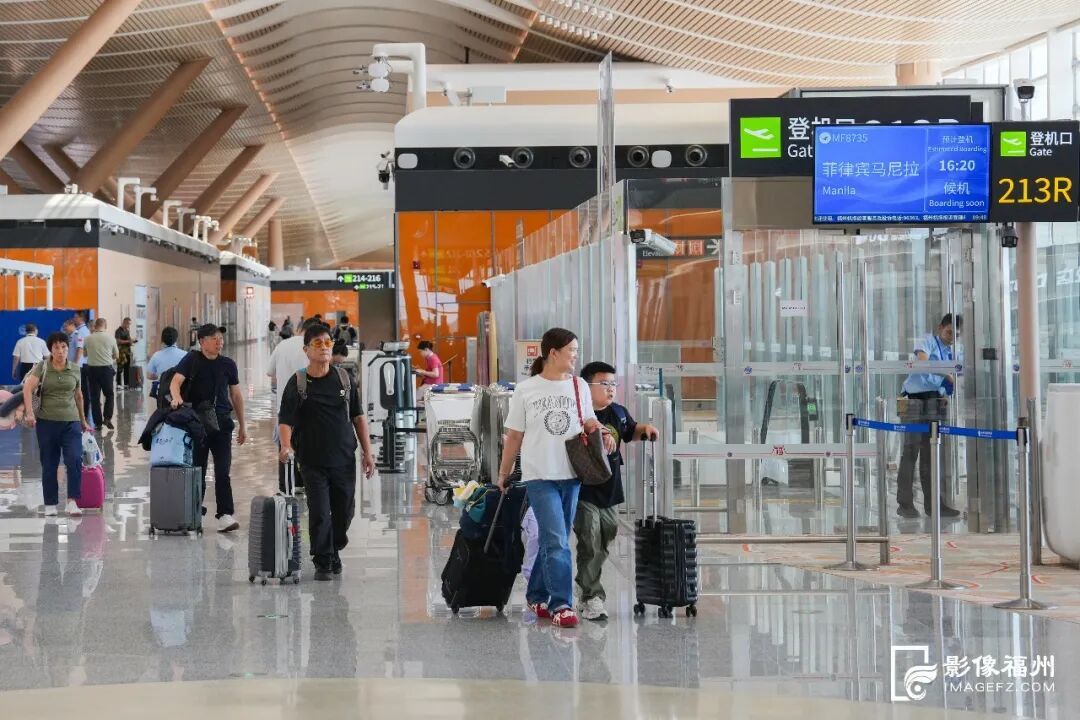 福州长乐机场T2航站楼今日投入用 通关快不用重复搬箱(图5) 福州长乐机场T2航站楼今日投入用 通关快不用重复搬箱(图5)