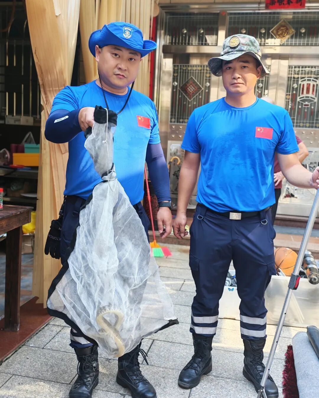 蛇进家别慌!连江居民遇1.5米王锦蛇,救援队捕蛇放生(图3) 蛇进家别慌!连江居民遇1.5米王锦蛇,救援队捕蛇放生(图3)