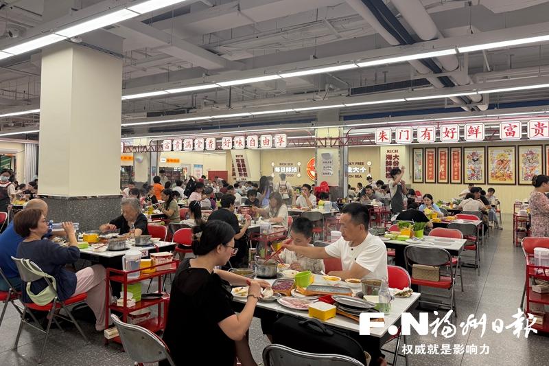 福州海鲜火锅排队上千号,外地游客专程打卡(图1) 福州海鲜火锅排队上千号,外地游客专程打卡(图1)