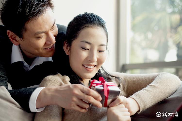 女人被男人滋润的8种表现，一看就知道她过得幸福(图2)