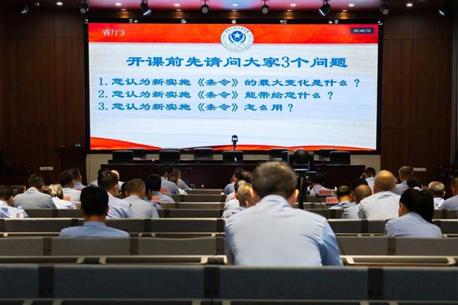 晋江公安内务条令月落实三个一,集中学习训练锻造铁军作风(图1) 晋江公安内务条令月落实三个一,集中学习训练锻造铁军作风(图1)
