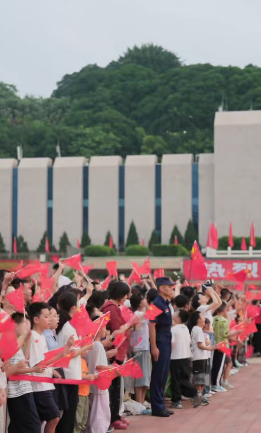 福州五一广场升旗仪式直播,国庆77周年看五星红旗冉冉升起(图8) 福州五一广场升旗仪式直播,国庆77周年看五星红旗冉冉升起(图8)