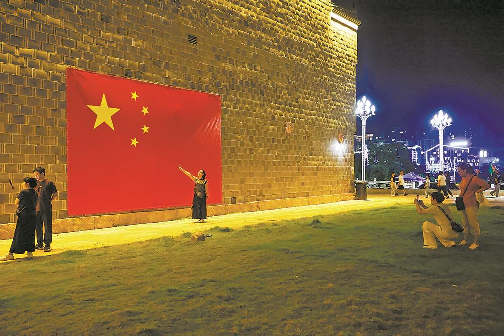 国庆怎么过?福建多地升国旗红歌快闪活动精彩不断,一起打卡(图2) 国庆怎么过?福建多地升国旗红歌快闪活动精彩不断,一起打卡(图2)