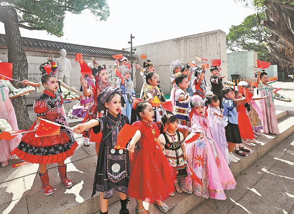 国庆怎么过?福建多地升国旗红歌快闪活动精彩不断,一起打卡(图3) 国庆怎么过?福建多地升国旗红歌快闪活动精彩不断,一起打卡(图3)