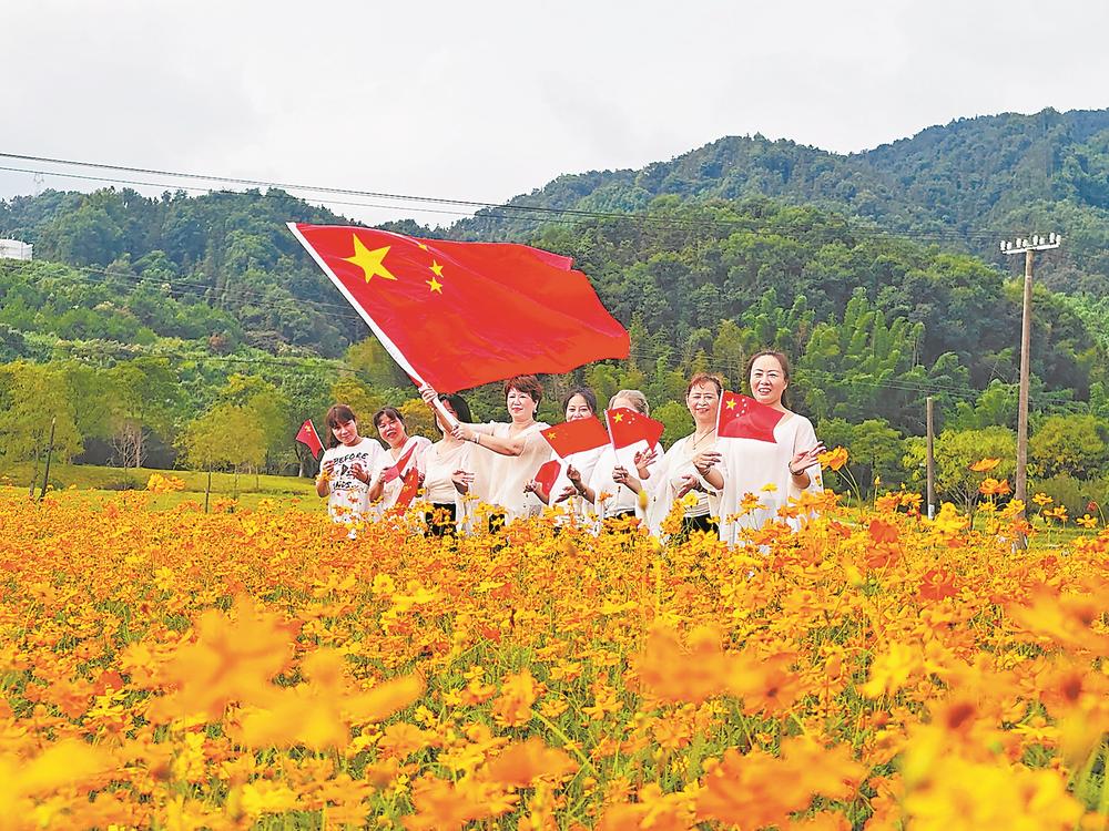 国庆怎么过?福建多地升国旗红歌快闪活动精彩不断,一起打卡(图4) 国庆怎么过?福建多地升国旗红歌快闪活动精彩不断,一起打卡(图4)