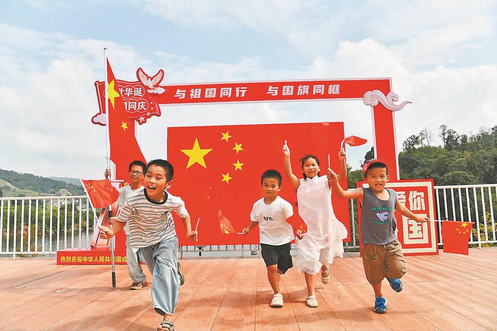 国庆怎么过?福建多地升国旗红歌快闪活动精彩不断,一起打卡(图6) 国庆怎么过?福建多地升国旗红歌快闪活动精彩不断,一起打卡(图6)