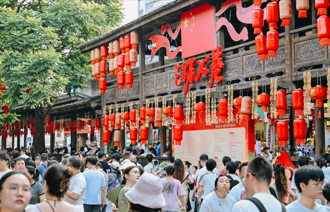 福州国庆哪里热闹?五一广场看升旗,全城红旗飘扬(图2) 福州国庆哪里热闹?五一广场看升旗,全城红旗飘扬(图2)