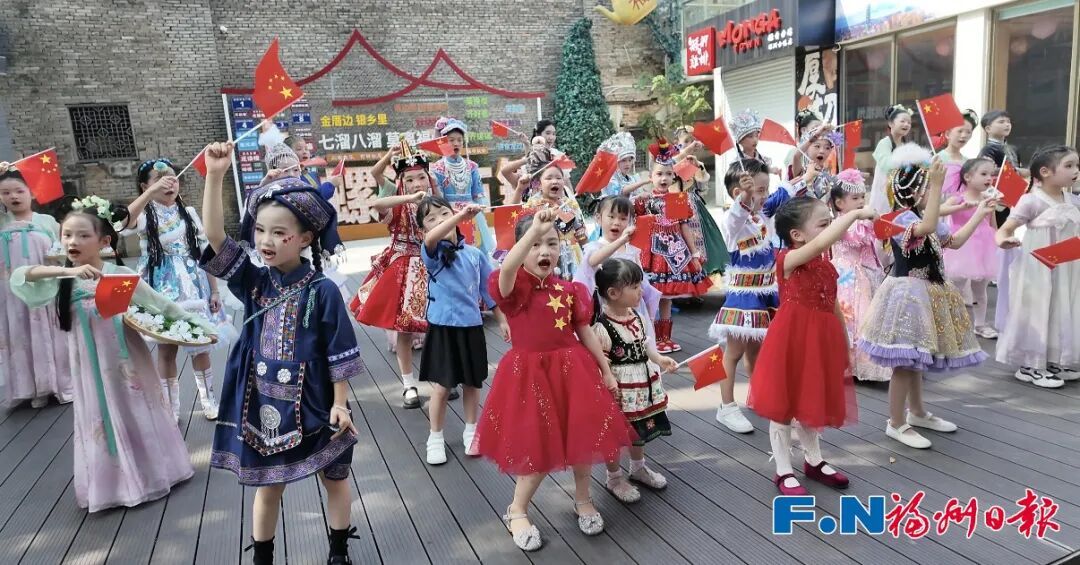 福州国庆哪里热闹?五一广场看升旗,全城红旗飘扬(图28) 福州国庆哪里热闹?五一广场看升旗,全城红旗飘扬(图28)