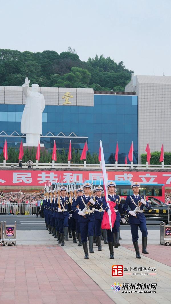 国庆去福州五一广场看升旗排队多久 需要通宵吗现场人多?(图2) 国庆去福州五一广场看升旗排队多久 需要通宵吗现场人多?(图2)