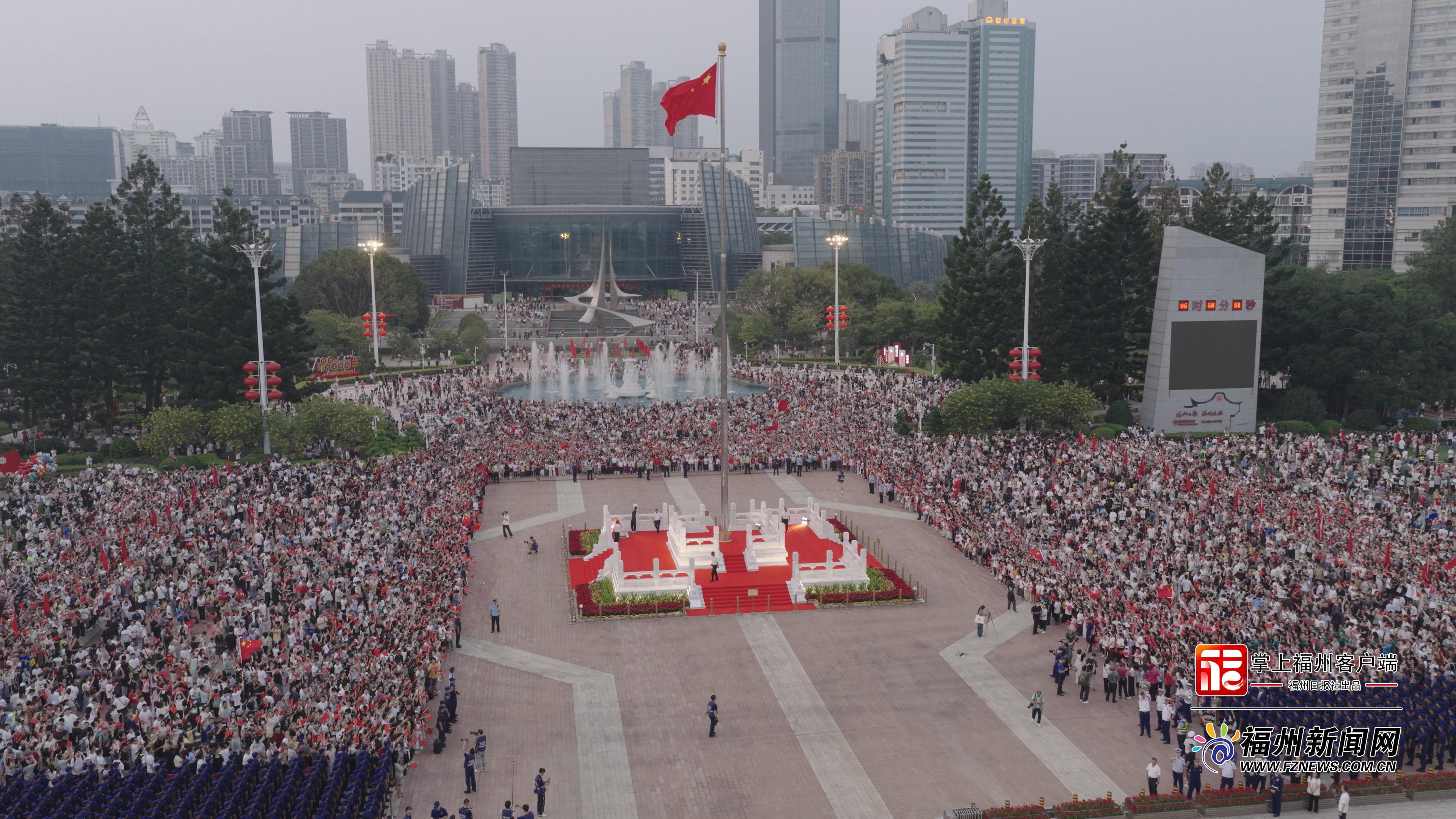 国庆去福州五一广场看升旗排队多久 需要通宵吗现场人多?(图3) 国庆去福州五一广场看升旗排队多久 需要通宵吗现场人多?(图3)