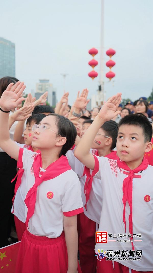 国庆去福州五一广场看升旗排队多久 需要通宵吗现场人多?(图4) 国庆去福州五一广场看升旗排队多久 需要通宵吗现场人多?(图4)