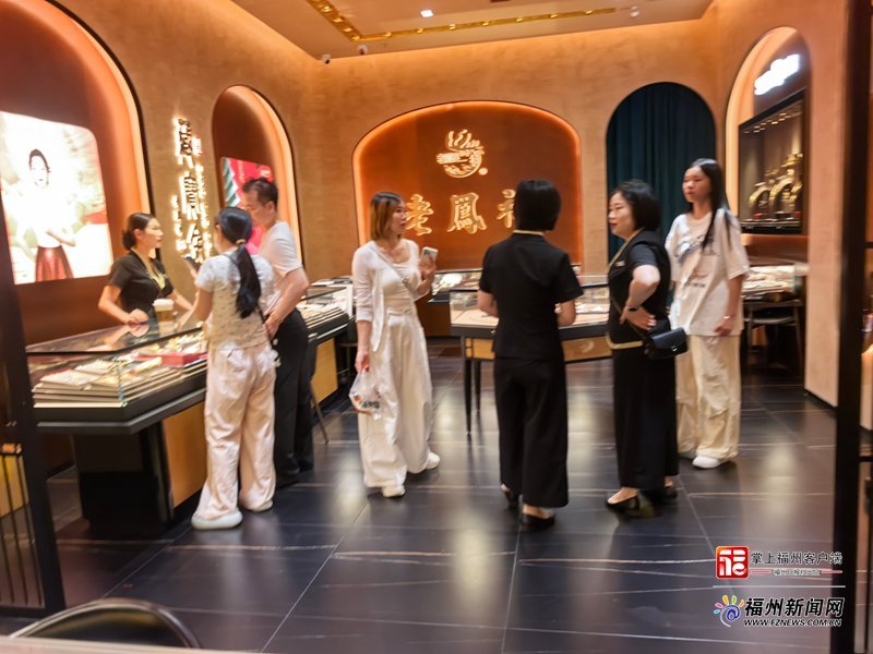 金价下跌福州金店爆了,国庆买黄金饰品攻略(图2) 金价下跌福州金店爆了,国庆买黄金饰品攻略(图2)