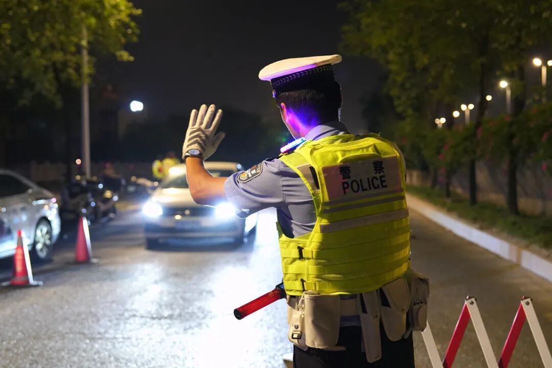 福州交警国庆夜查曝光!多名酒驾司机当街被抓,车主速自查(图1) 福州交警国庆夜查曝光!多名酒驾司机当街被抓,车主速自查(图1)
