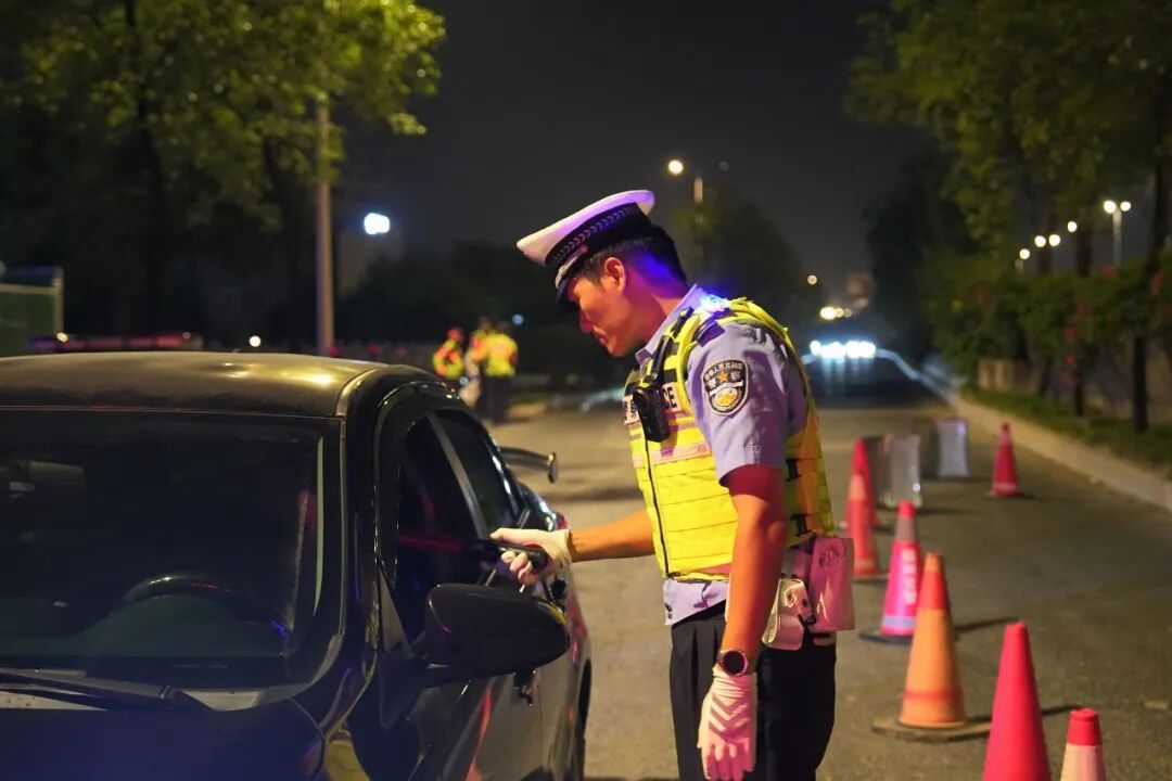 福州交警国庆夜查曝光!多名酒驾司机当街被抓,车主速自查(图2) 福州交警国庆夜查曝光!多名酒驾司机当街被抓,车主速自查(图2)