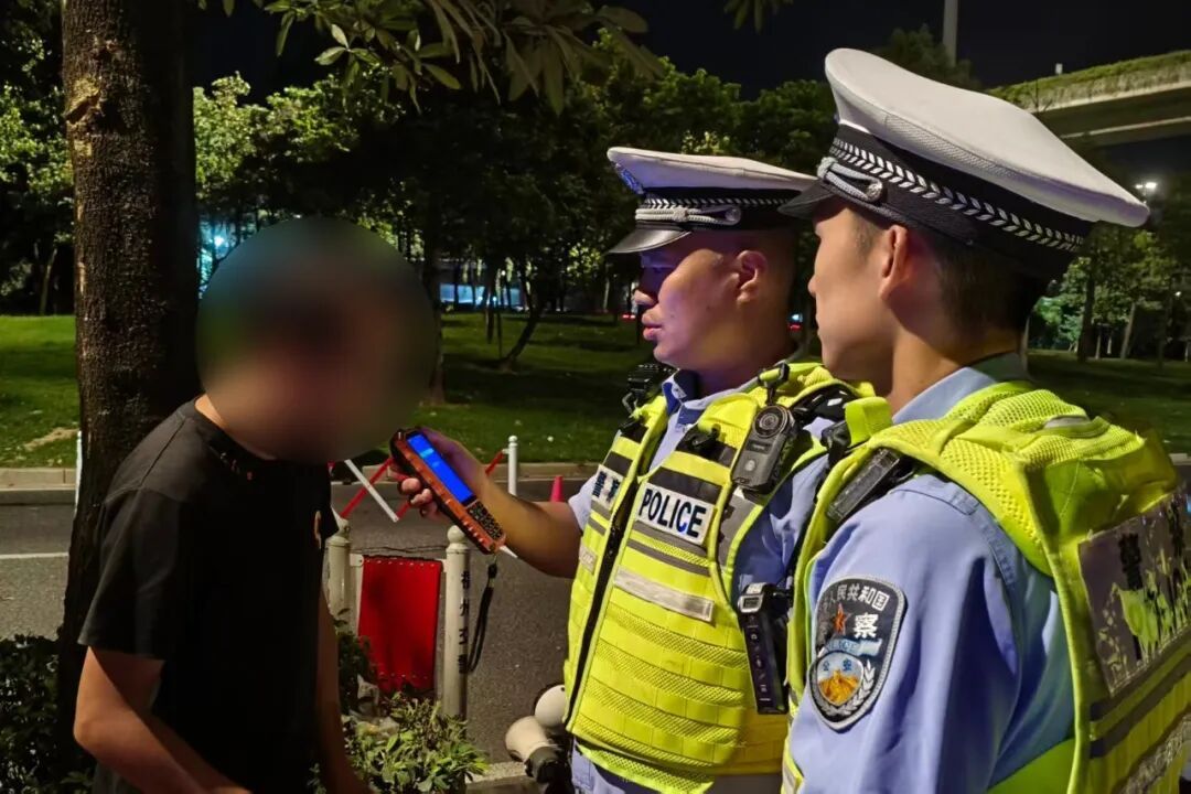 福州交警国庆夜查曝光!多名酒驾司机当街被抓,车主速自查(图3) 福州交警国庆夜查曝光!多名酒驾司机当街被抓,车主速自查(图3)